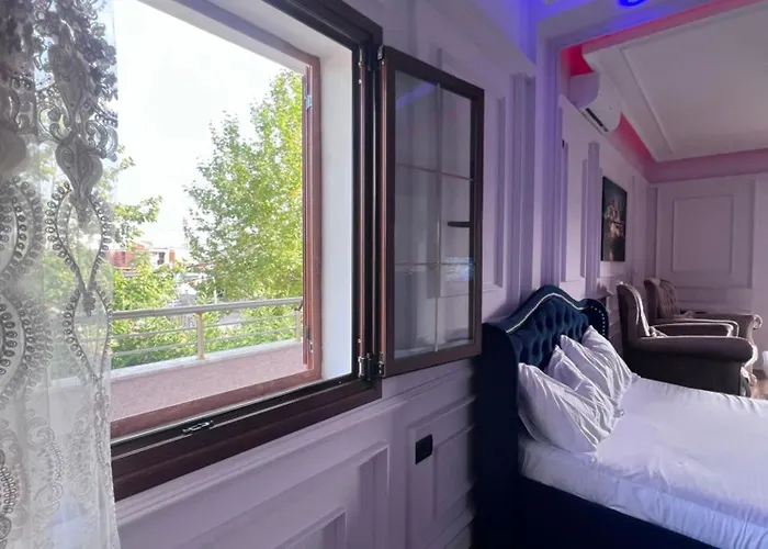 Luxury 007 Hostal *